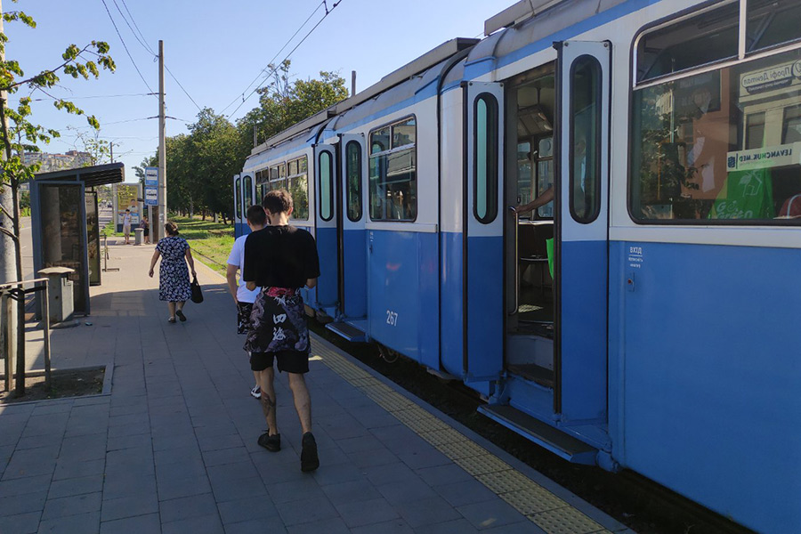 Зупинка трамвая "Зодчих"